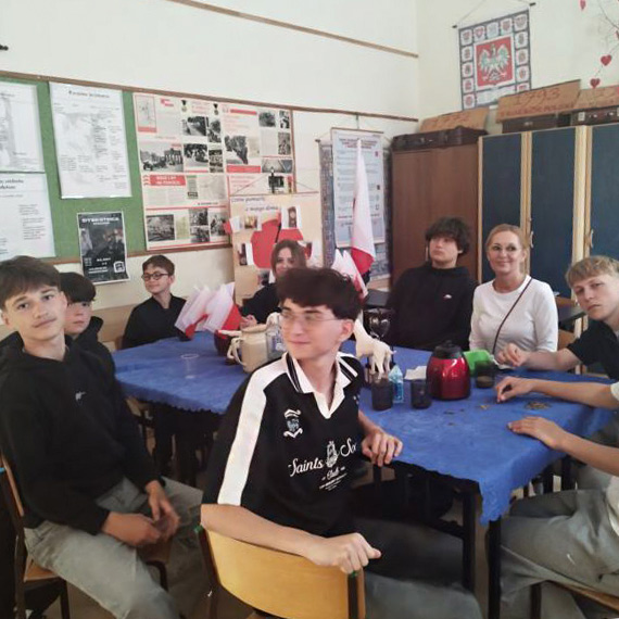 Pi�� lat pomagania, patriotyzmu i wsp�lnych inicjatyw. Samorz�d Uczniowski z Dziwnowa podsumowa� swoj� dzia�alno��