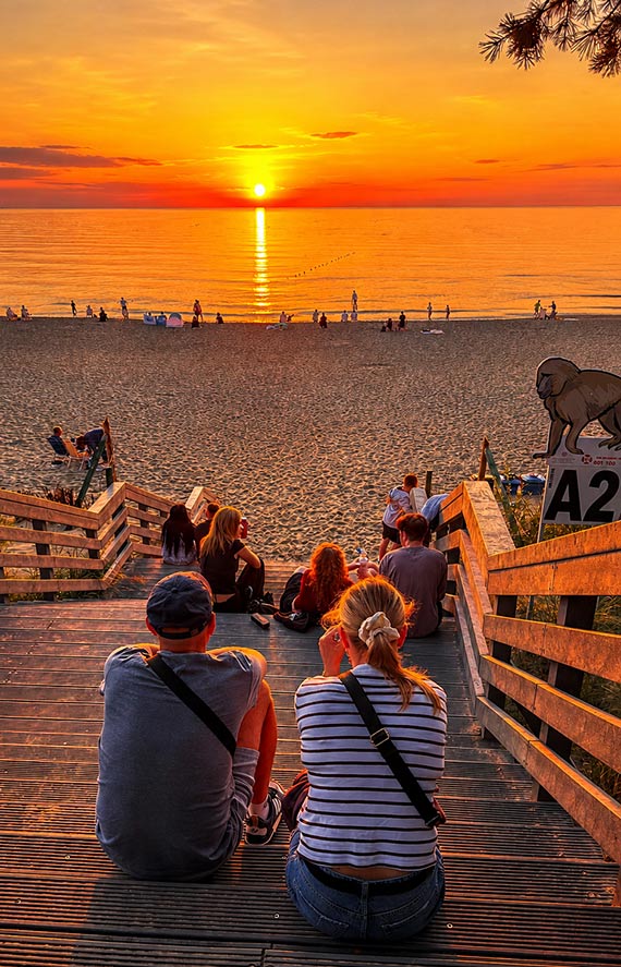 Międzyzdroje zachwycają o zachodzie słońca. Turyści tłumnie ruszają na plażę i promenadowe zejścia