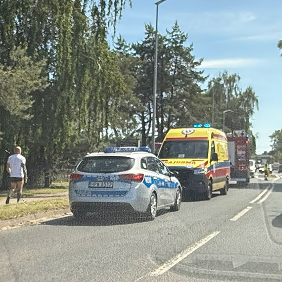 Kobieta na hulajnodze uderzy�a w koparko-�adowark�. Przylecia� �mig�owiec LPR