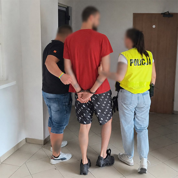 Wulgarne napisy na elewacjach budynk�w. 26-latek us�ysza� zarzut