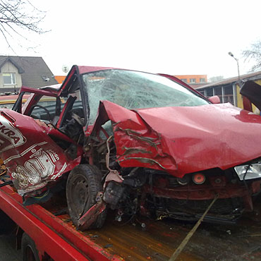 Alfa romeo uderzyo w drzewo. Zgin pasaer