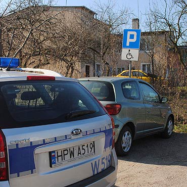 Notorycznie parkuj na miejscach dla niepenosprawnych