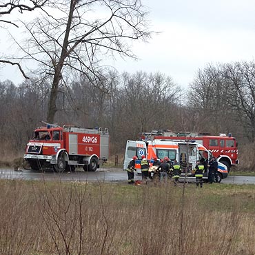 Kamie Pomorski: Wz stray poarnej uderzy w drzewo. Ranny straak