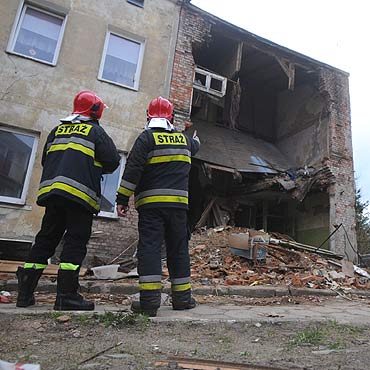 Kamie Pom.: Skandaliczna rozbirka. Cegy mog spa przechodniom na gow