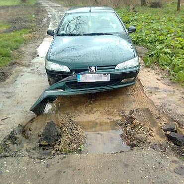 Skarchowo: Urwaa zderzak w samochodzie. Wszystko przez rozkopan drog