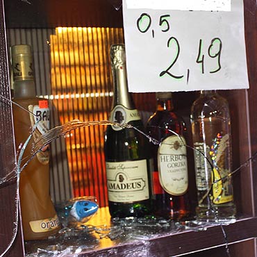 Kamie Pomorski: Kostk chodnikow wybili szyb. Ukradli 5 butelek alkoholu