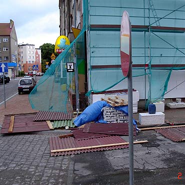 Kamie Pomorski: Wichura przewrcia drzewo