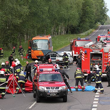 Rozbi si autokar z kibicami. Symulacja wypadku. Zobacz film!