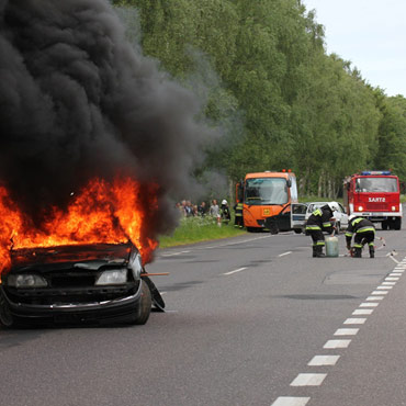 Rozbi si autokar z kibicami. Symulacja wypadku. Zobacz film!