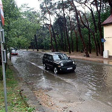 Oberwanie chmury z intensywnymi burzami. Uszkodzone nagrobki na cmentarzu
