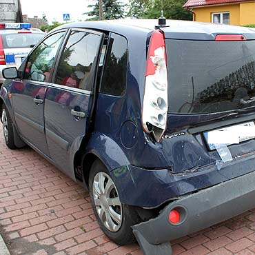 Najecha na ty forda. Jedna osoba ranna