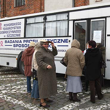 Autobus do mammografii stan przed ratuszem