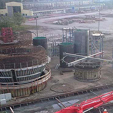 Pracownik przygnieciony przez stalową konstrukcję
