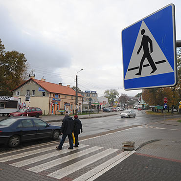 Potrcona kobieta sza po pasach. Kierowca cofn samochd