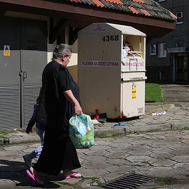 Wolin: Brudne i mierdzce szmaty wysypuj si z pojemnika