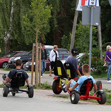 Dziwnw: Z drogi  ledzie! Gokart jedzie!