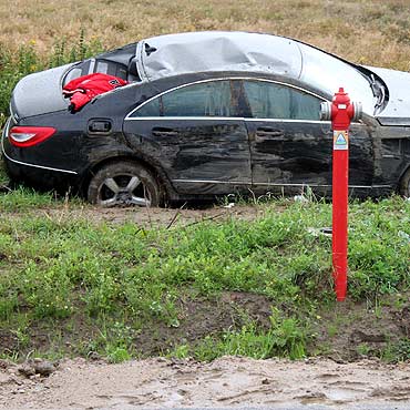 Dziwnwek: Mercedes wpad do rowu. Ranna jedna osoba