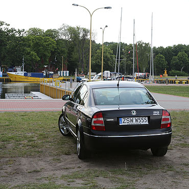 Prezydent winoujcia parkuje na trawniku?