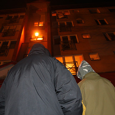 Agresywna modzie uszkodzia policyjny radiowz