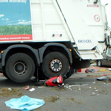 Midzyzdroje: mieciarka zmiadya nogi kobiecie