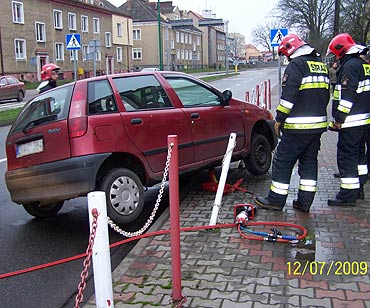 Kamie Pom.: Samochodem wjechaa na chodnik