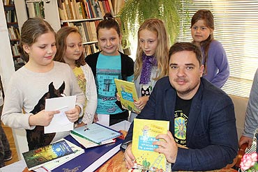 Grzegorz Kasdepke w bibliotece w Midzyzdrojach