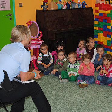 Policjanci w trosce o bezpieczestwo najmodszych