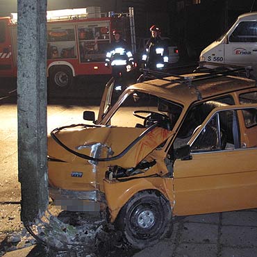 Fiat 126p rozbił się na słupie