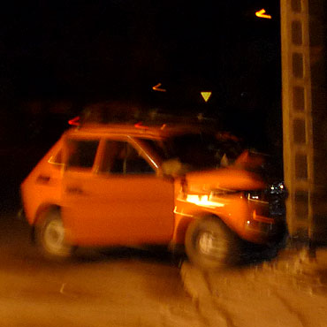 Fiat 126p rozbił się na słupie