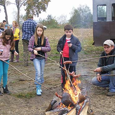 Uczniowie z Wysokiej Kamieskiej pomagaj lenym zwierztom