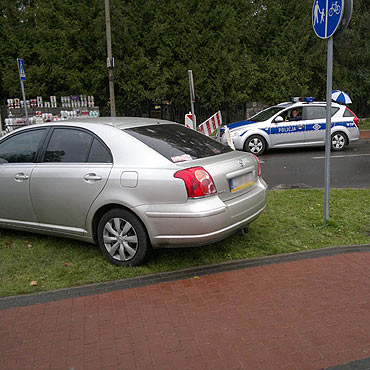 Kamie Pomorski: Zaparkowa na trawniku pod okiem policjantw