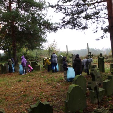 Uczniowie z wapnickiej szkoy sprztali lapidarium w Lubinie