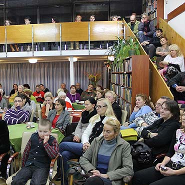 Wielu zainteresowanych spotkaniem z Jarosławem Kretem. Ludzie siedzieli nawet na schodach