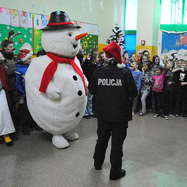 Spotkanie policjantów i bałwanka z dziećmi