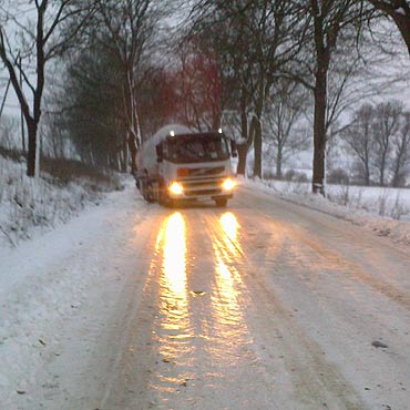 Szklanka na drodze. Ciarwka z paliwem w rowie