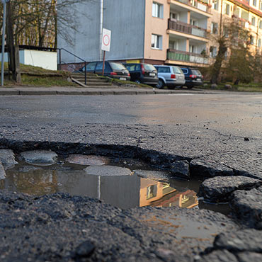 Kamie Pomorski: Dziury i wyrwy w jezdniach. Zima odkrya puapki na kierowcw