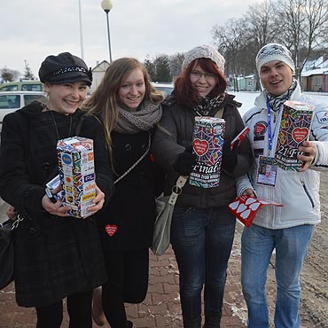 Wolontariusze na ulicach. Powiat kamieski te zbiera dla seniorw i maluchw. Zobacz film!