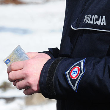 Kierowcy rozmawiali przez telefon komrkowy. Dostali mandaty