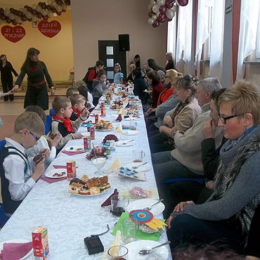 Uczniowie oddziau zerowego i klas modszych gocili okoo 60 bab i dziadkw