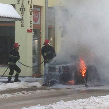 Midzyzdroje: Kierowca wjecha w skrzynk elektryczn. Samochd spon