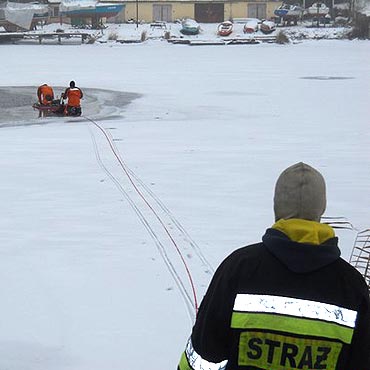 Wolin: Straacy uratowali przymarznitego abdzia