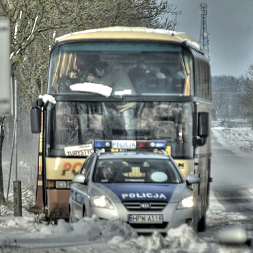 liskie drogi! Autokar i ciarwka wjechay do rowu