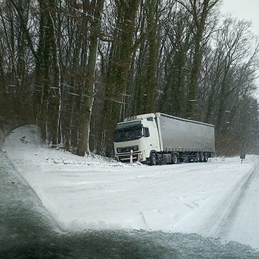 liskie drogi! Autokar i ciarwka wjechay do rowu