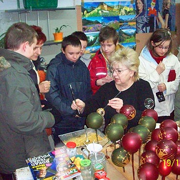 Dzieci w  fabryce bombek