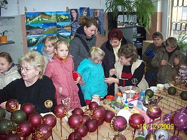 Dzieci w  fabryce bombek