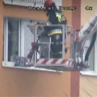 Czterolatek wychyla si przez okno w bloku. Zobacz video!