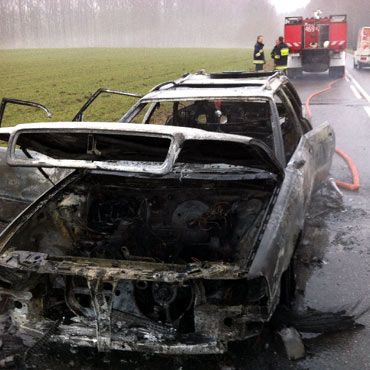 Auto w pomieniach. Spono doszcztnie