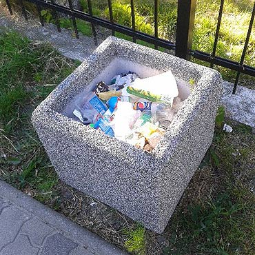 Dziwnw: Z kwietnikw zrobili mietniki!