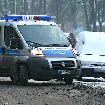 Uszkodzi dwa samochody i poszed na piwo