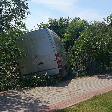 Wiseka: O krok od tragedii. Rozpdzony samochd wpad na chodnik